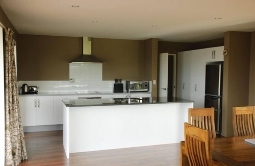 Kaikoura House | Spacious Quiet | 3BR | Decks | Wi-Fi | BBQ | Views