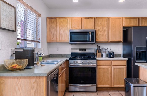 Albuquerque House | Spacious, Quiet Home in Gated Community, Family Friendly, King Bed, 3 Parkings
