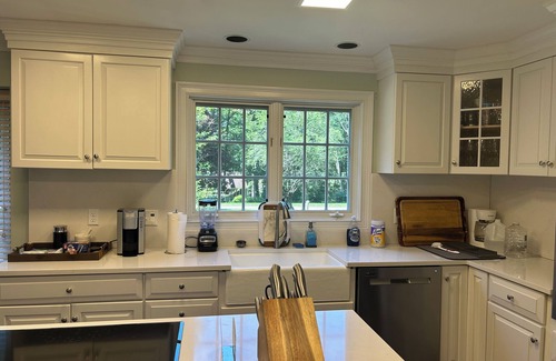 Madison House | Spacious, quiet suburban getaway in Madison. 15 min from beach & hiking trails!
