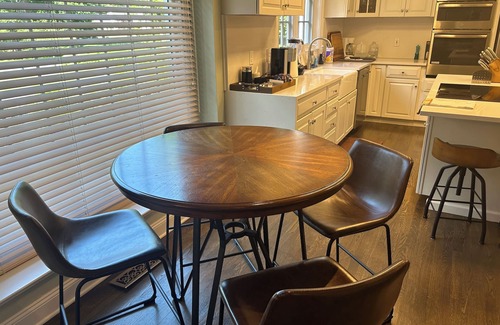 Madison House | Spacious, quiet suburban getaway in Madison. 15 min from beach & hiking trails!