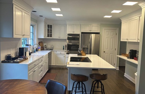 Madison House | Spacious, quiet suburban getaway in Madison. 15 min from beach & hiking trails!