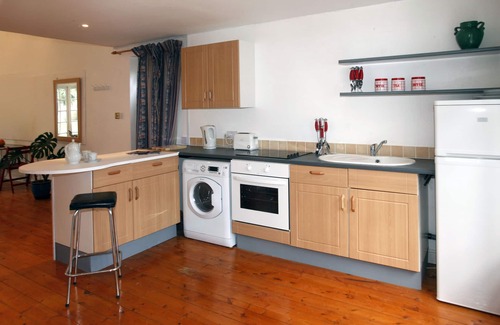 Mortlake Apartment | Spacious Quiet Super Large Studio Richmond Park in London
