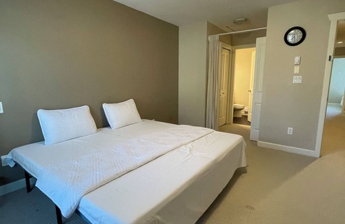 Fleetwood House | Spacious, quite 3 bedrooms 4 bathrooms townhome