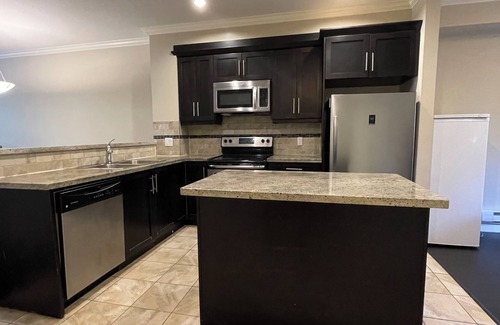 Fleetwood House | Spacious, quite 3 bedrooms 4 bathrooms townhome