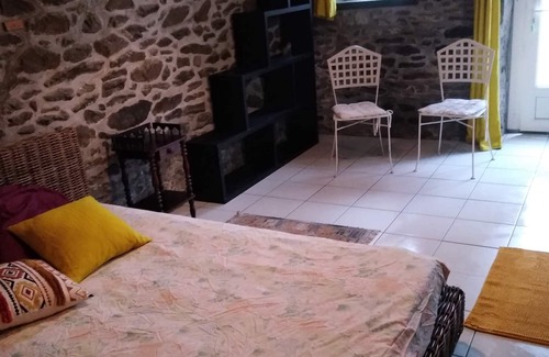 Le Minihic-sur-Rance Bed & Breakfast | Spacious room with direct access, right in the center, 5 minutes from the beach