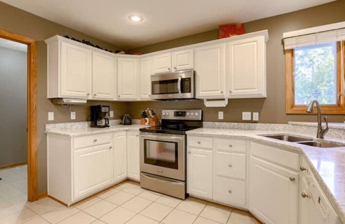 McArdle House | Spacious Ranch on Wooded Lot