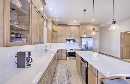 Pipe House | Spacious Recently Built Home < 1 Mi to Lake!