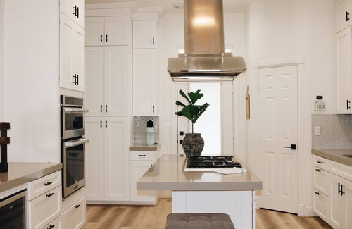Spring House | Spacious & remodeled 4-bedroom house that sleeps 16 persons in Spring with Pool!