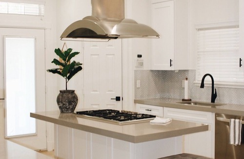 Spring House | Spacious & remodeled 4-bedroom house that sleeps 16 persons in Spring with Pool!
