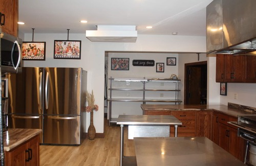 Dyersville House | Spacious renovated restaurant with plenty space and close to The Field of Dreams