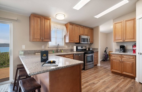 Garden City Cabin | Spacious rental with furnished deck & great views of the lake
