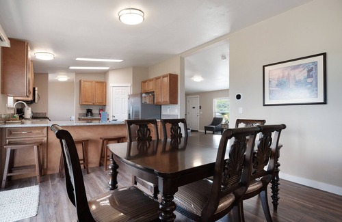 Garden City Cabin | Spacious rental with furnished deck & great views of the lake