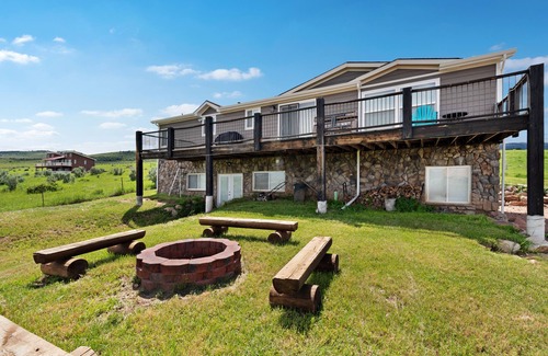 Garden City Cabin | Spacious rental with furnished deck & great views of the lake