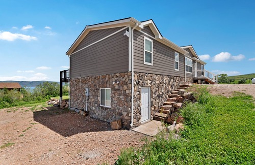 Garden City Cabin | Spacious rental with furnished deck & great views of the lake