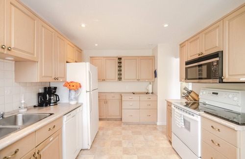 Upper Lonsdale House | Spacious Residence - Perfect Location