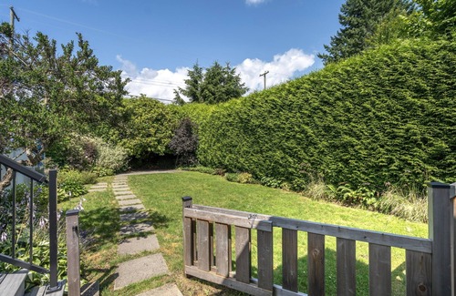 Upper Lonsdale House | Spacious Residence - Perfect Location