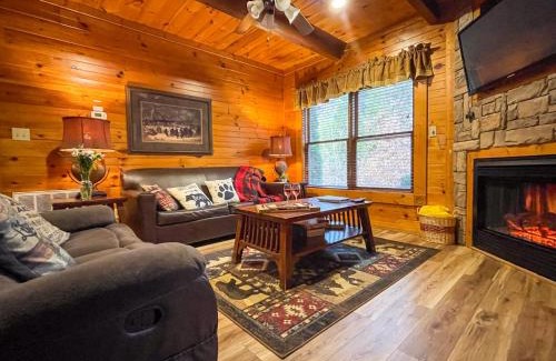 Gatlinburg Villa | Spacious Resort Log Cabin, Easy Drive, Hot Tub, Arcade Gameroom, Mountain Vibe