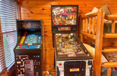 Gatlinburg Villa | Spacious Resort Log Cabin, Easy Drive, Hot Tub, Arcade Gameroom, Mountain Vibe