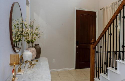Manchaca House | Spacious Retreat - 3 King Beds - Free Parking
