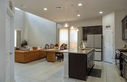 Onion Creek Meadows House | Spacious Retreat - 3 King Beds - Free Parking
