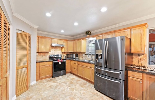 Northside House | Spacious Retreat: Cozy Bedrooms, Gourmet Kitchen & Outdoor Oasis!