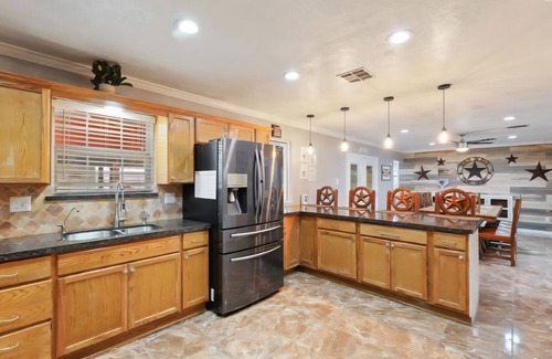 Northside House | Spacious Retreat: Cozy Bedrooms, Gourmet Kitchen & Outdoor Oasis!