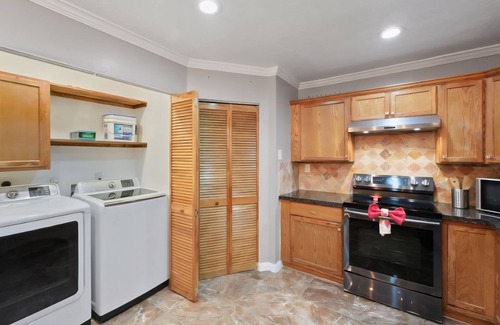 Northside House | Spacious Retreat: Cozy Bedrooms, Gourmet Kitchen & Outdoor Oasis!