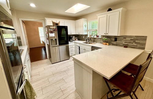 Carrollton House | Spacious Retreat for Family & Work – Filled with Comfort - Games and Fast Wi-Fi