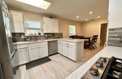 Carrollton House | Spacious Retreat for Family & Work – Filled with Comfort - Games and Fast Wi-Fi