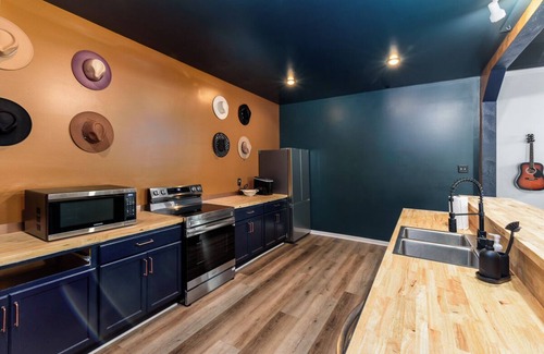 Auburn House | Spacious Retreat in Auburn with game area and open family entertaining