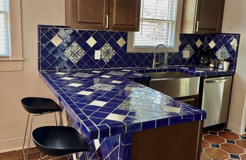 River Road Apartment | Spacious Retreat Near River Walk & The Pearl – 2BR, Ideal for Groups