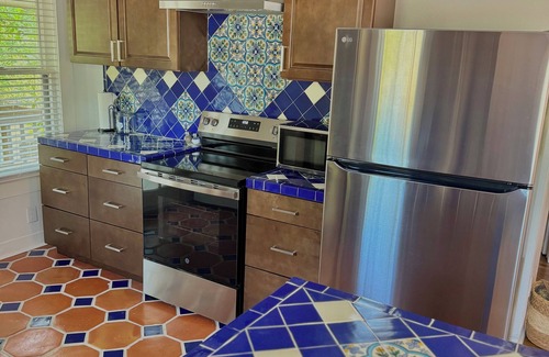 River Road Apartment | Spacious Retreat Near River Walk & The Pearl – 2BR, Ideal for Groups