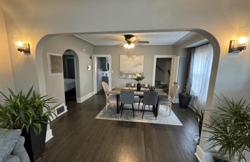 Des Plaines House | Spacious Retreat Near Convention Centers home