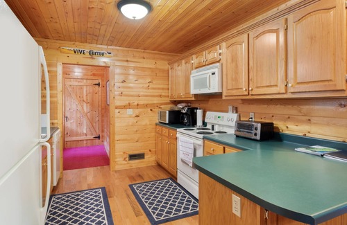 Albany Cabin | Spacious Retreat on Dale Hollow! Walking distance to Safe Harbor Wisdom Dock.