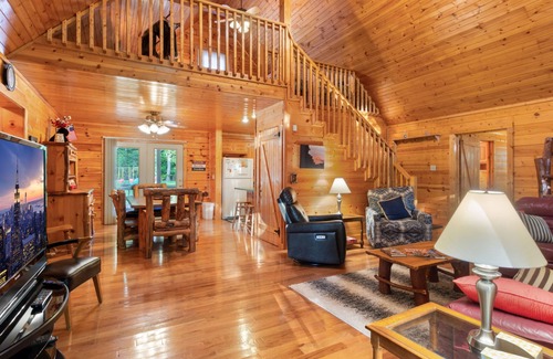 Albany Cabin | Spacious Retreat on Dale Hollow! Walking distance to Safe Harbor Wisdom Dock.
