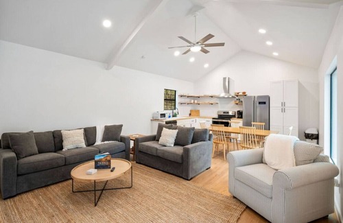 New Braunfels House | Spacious Retreat - Sleeps 12, Perfect for Groups