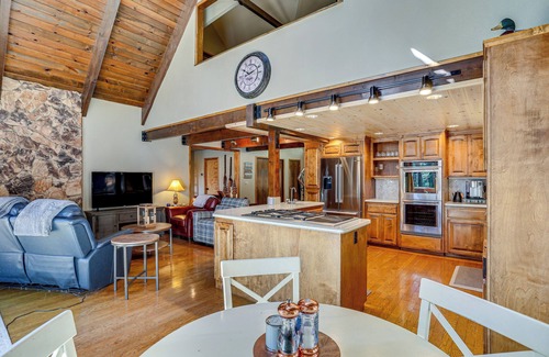 Lake Almanor Country Club House | Spacious Retreat w/Backyard: 1 Mi to Lake Almanor