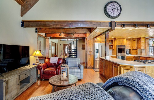 Lake Almanor Country Club House | Spacious Retreat w/Backyard: 1 Mi to Lake Almanor