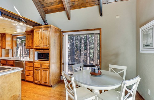 Lake Almanor Country Club House | Spacious Retreat w/Backyard: 1 Mi to Lake Almanor