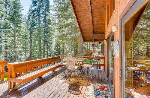 Lake Almanor Country Club House | Spacious Retreat with Backyard 1 Mi to Lake Almanor