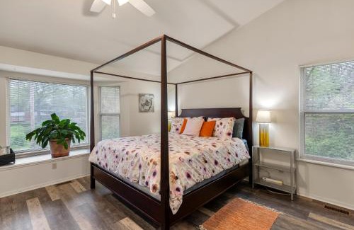 Olivette House | Spacious Retreat with Serene Garden Sleeps up to Eleven