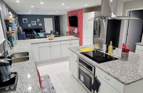 Savannah House | Spacious Retreat with Pool - 15 min to Downtown