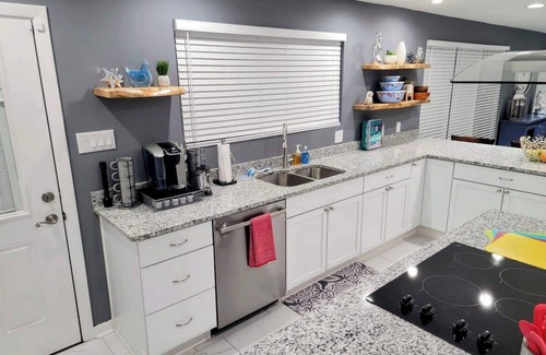 Savannah House | Spacious Retreat with Pool - 15 min to Downtown