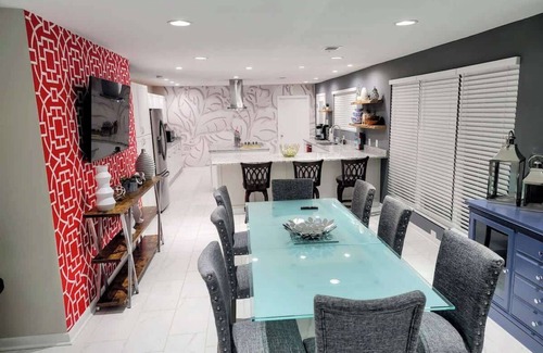 Savannah House | Spacious Retreat with Pool - 15 min to Downtown