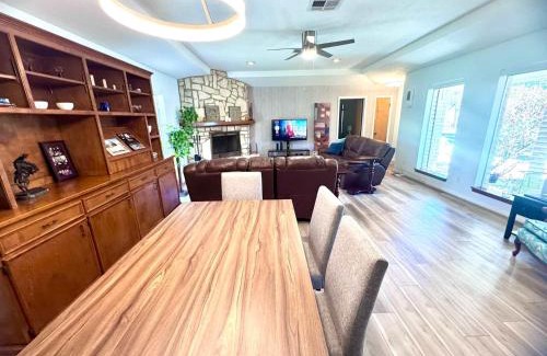 Beaumont House | Spacious Retro 2BR 3BA In Quiet Neighborhood