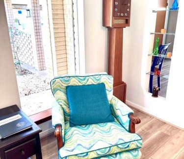 Beaumont House | Spacious Retro 2BR 3BA In Quiet Neighborhood
