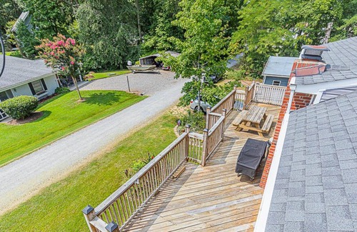 Sharps House | Spacious River Home Near Beautiful Community Beach