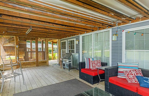 Sharps House | Spacious River Home Near Beautiful Community Beach