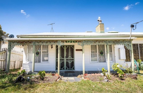 Seaford House | Spacious riverfront beach house getaway