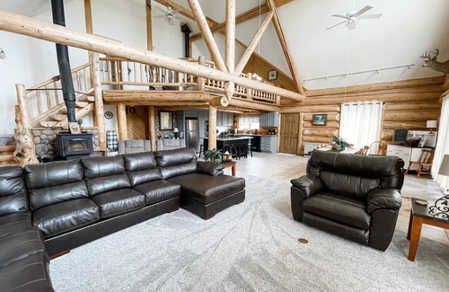 South Fork House | Spacious riverside Lodge Book now for winter